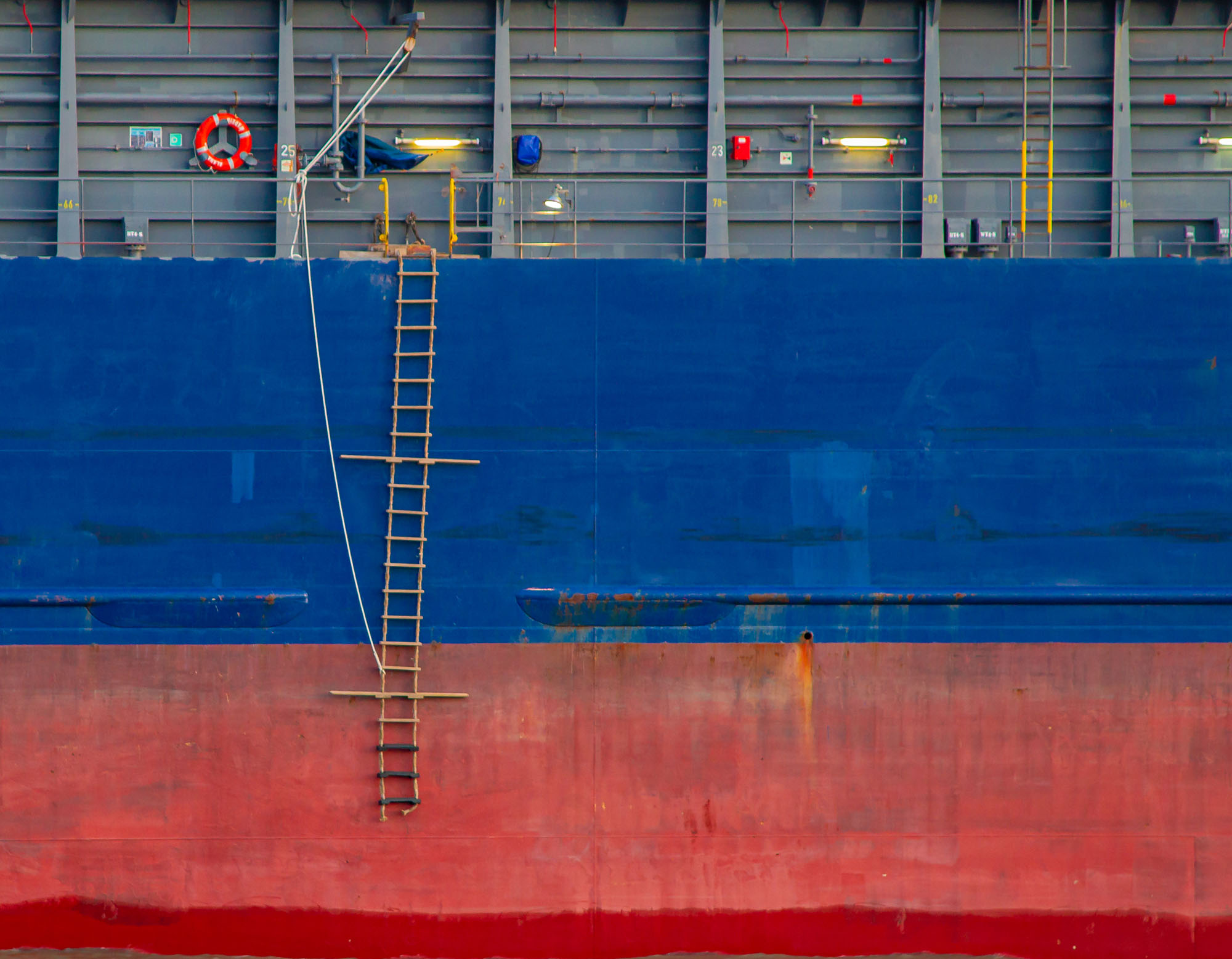 Teil einer Bordwand eines unbekannten Schiffes, Strickleiter vorhanden